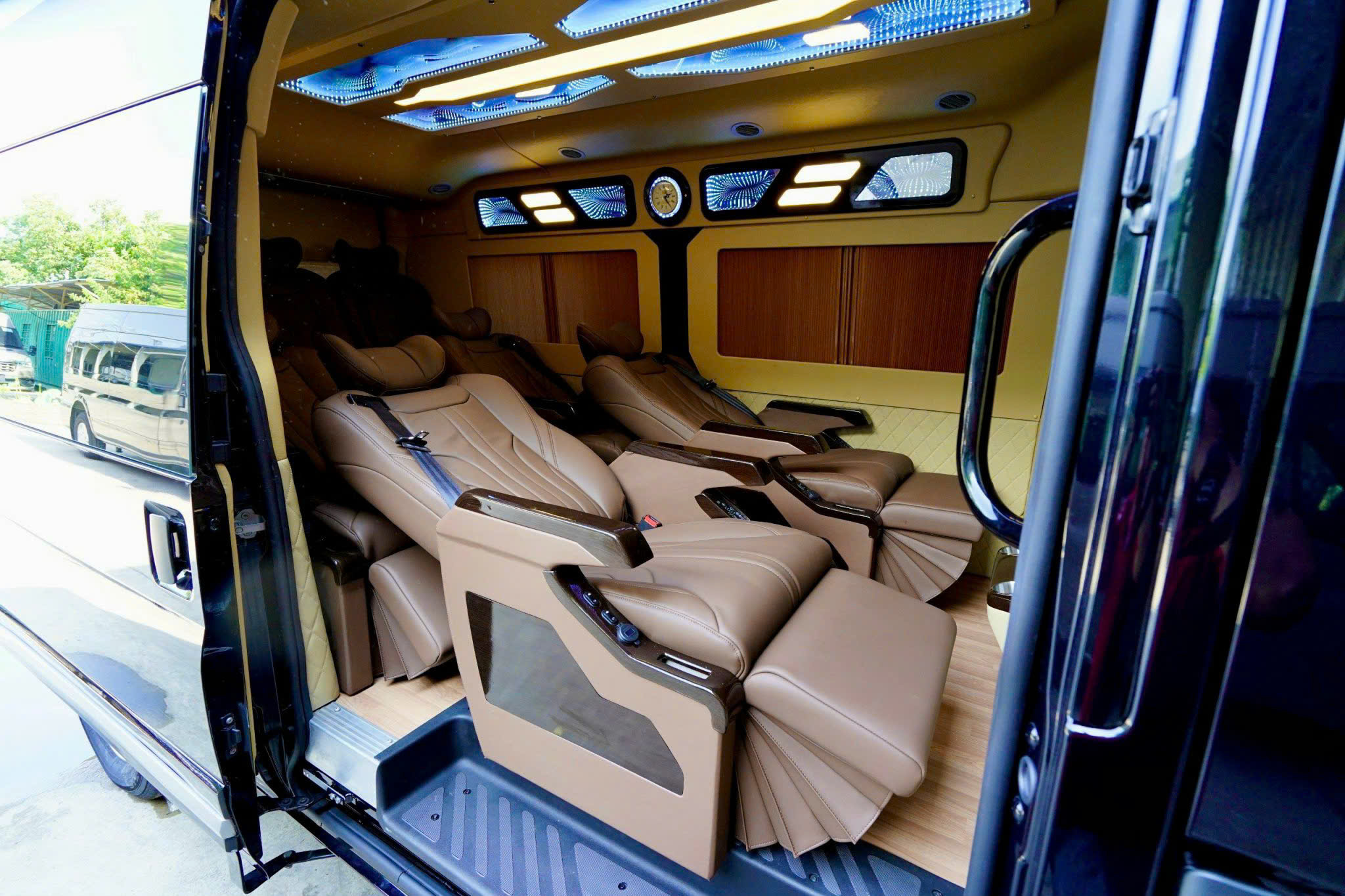Limousine 10 chỗ