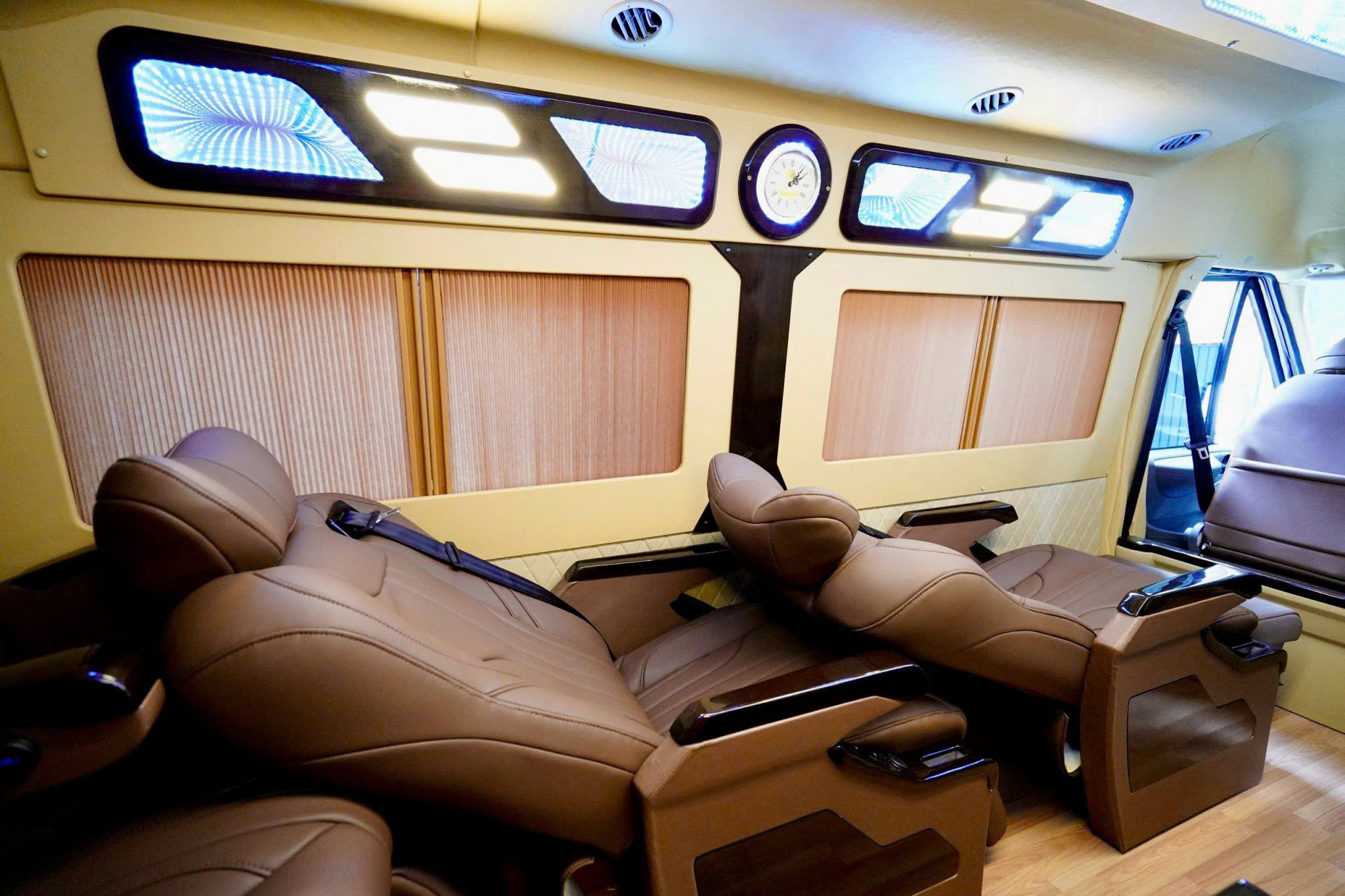 Limousine 10 chỗ